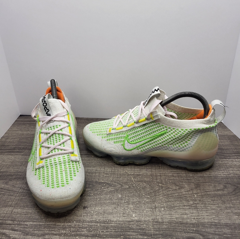 Nike Air Vapor Max 2022 Flyknit Women's Size 7.5 Running Shoes Green FD0871-100